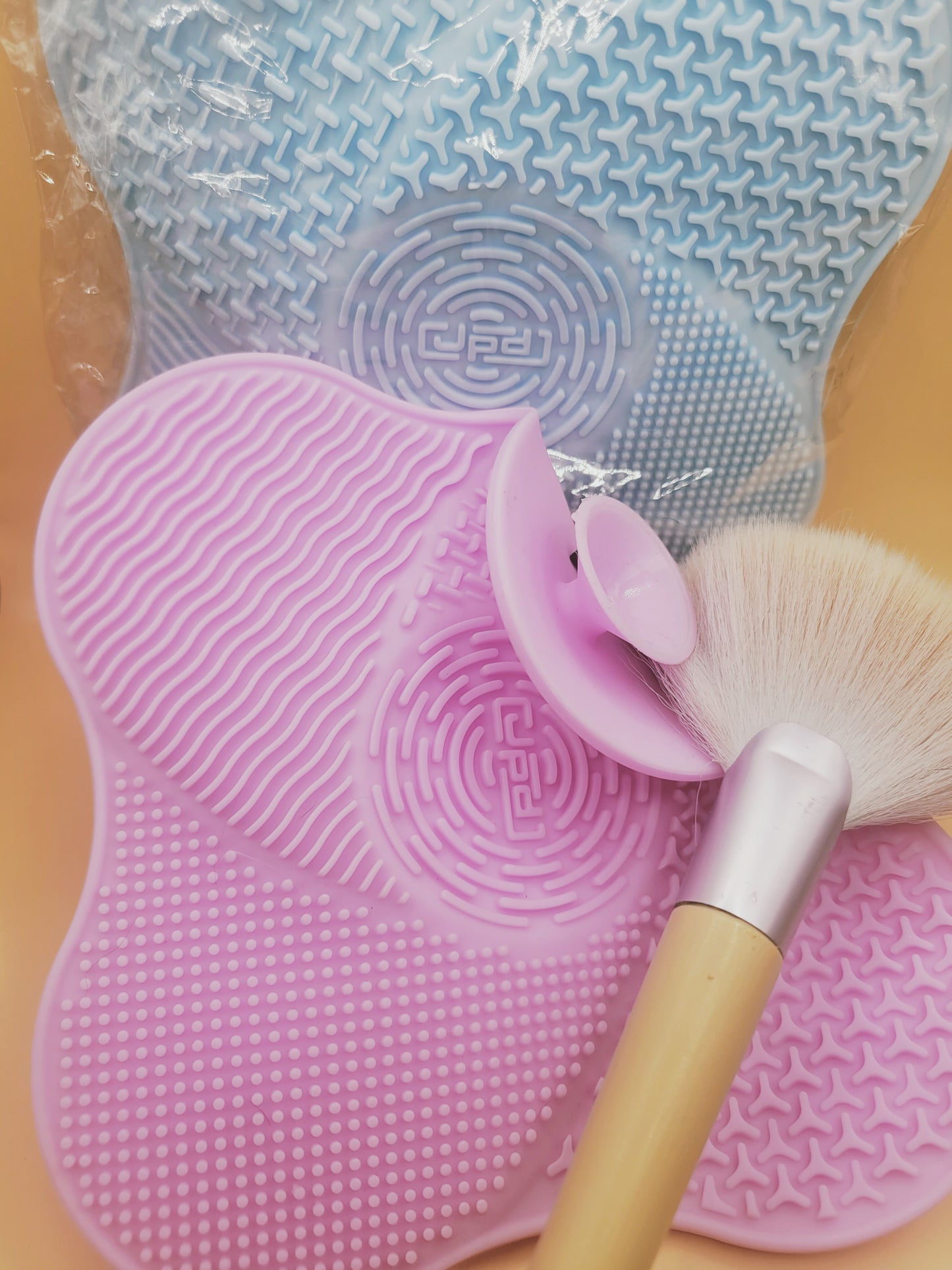 Suction to Sink Bee Cleaning Brushes
